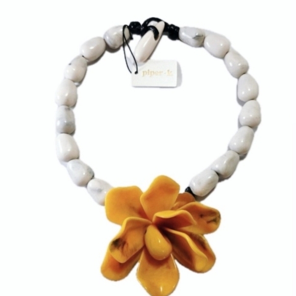 🏵🔹️Piper K  🔹️Beaded 18" Resin Necklace With Oversized Yellow Floral Pendant - Picture 3 of 14